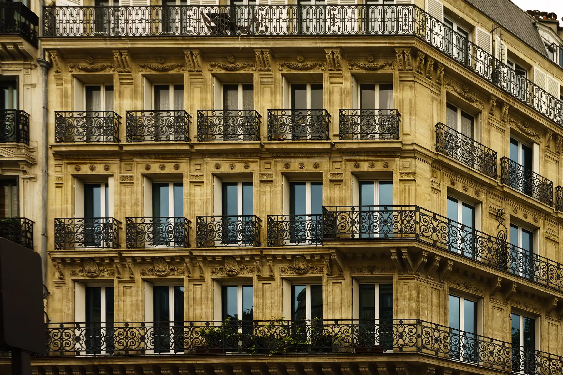 Façade d'un immeuble haussmannien, balcons en fer forgé